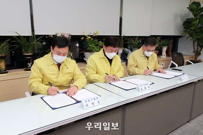 합의문에 서명하고 있다.
