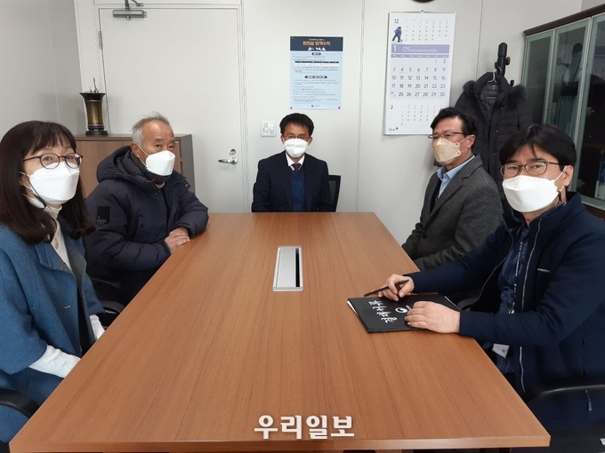 민노총인천본부와 잭니클라우스콜프장이 용역업체 해고자복직에 합의후 기념촬영을 하고 있다. ⓒ민노총인천본부 제공