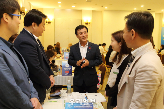 2019년 9월 남동구 KITA 해외바이어 초청 수출상담회에서 이강호 남동구청장이 바이어들을 만나고 있다 ⓒ남동구청