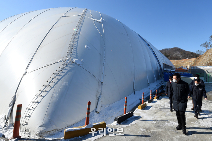 박남춘 인천시장이 8일 친환경 자원환경시설인 청주시 이에이스지(ESG)청주에서 에어돔 매립시설을 견학하고 있다. ⓒ인천시청