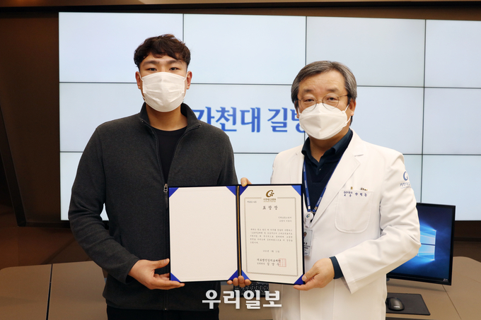 남동소방서 이관우 소방사(좌)와 양혁준 권역응급의료센터장(우) ⓒ 가천대길병원 제공