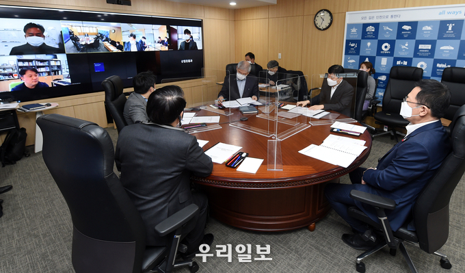 박남춘 인천시장이 29일 시청 접견실에서 열린 '산업단지 발전전략 거버넌스 회의'에서 산업단지 현황 및 분석에 대한 발표를 듣고 있다 ⓒ인천시청