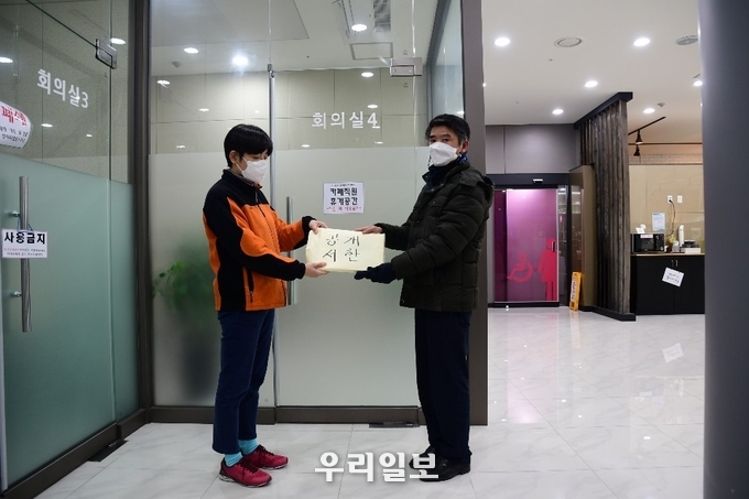 12월 30일 왼쪽 문화재청 담당자에게 오른쪽 정철 중도유적지킴이 공동대표가 공개서한을 전달하는 모습 ⓒ우리일보 제공