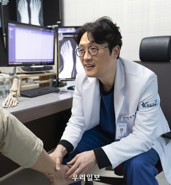 최홍준원장이 발목진단을 하고 있다. ⓒ 연세건우병원 제공