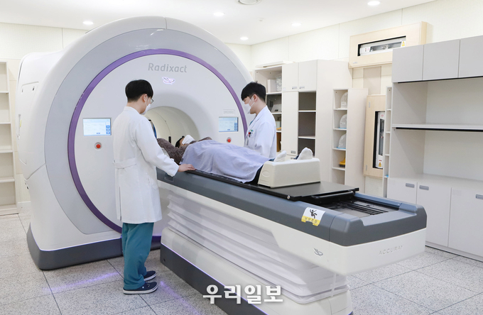 순천향대 부천병원이 최신 토모테라피 장비 ‘래디젝트 X9’을 사용해 방사선 암 치료를 하고 있다. ⓒ순천향대 부천병원