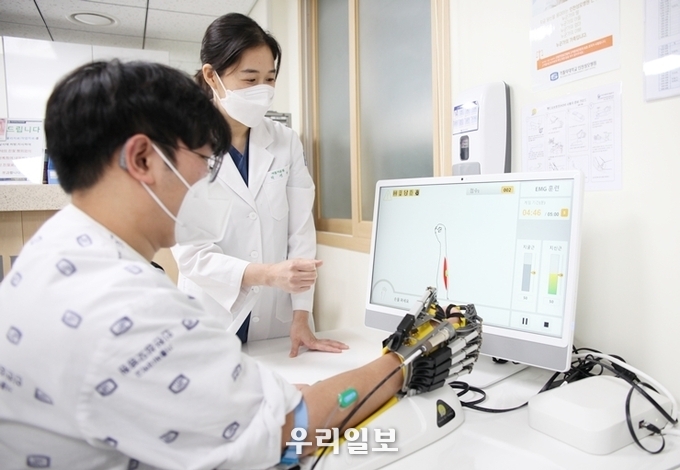 인천성모병원, 인천·부천 최초 ‘로봇 손 재활치료기’ 도입 ⓒ카톨릭대 인천성모병원