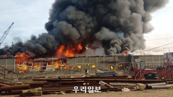 인천만석부두에서 발생한 대형화재.(시민 권기복 제보)