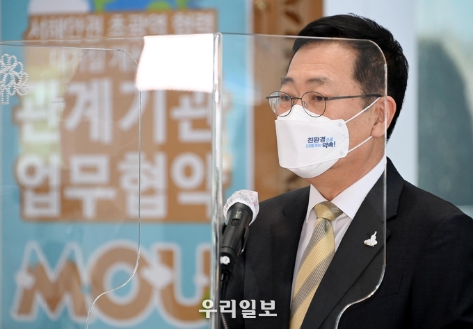 지난달 26일 서해안권 초광역 협력 대기질 개선사업 업무협약에서 박남춘 인천시장이 ‘친환경으로 더해가는 약속’ 마스크를 착용했다.(사진=인천시청)