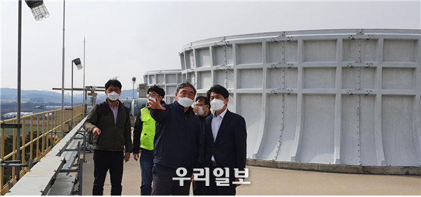 안세창 수도권대기환경청장은 3월 3일 대기오염물질 총량관리사업장인 평택에너지서비스㈜ 오성복합화력발전소(평택 소재)를 방문해 시설 현황 및 운영·관리 실태 등을 확인하고 있다.ⓒ수도권대기환경청 제공