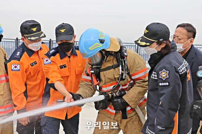 고층건축물 옥상 방수압력 측정을 살펴보는 한선 서장(오른쪽 두번째) ⓒ시흥소방서