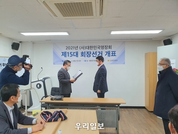 (사)대한명장회가 제15대 홍종흔 당선자에게 당선증을 전달하고 있다. ⓒ 대한명장회 제공