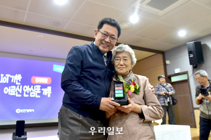 IoT 기반 어르신 안심폰 개통식 ⓒ인천시청