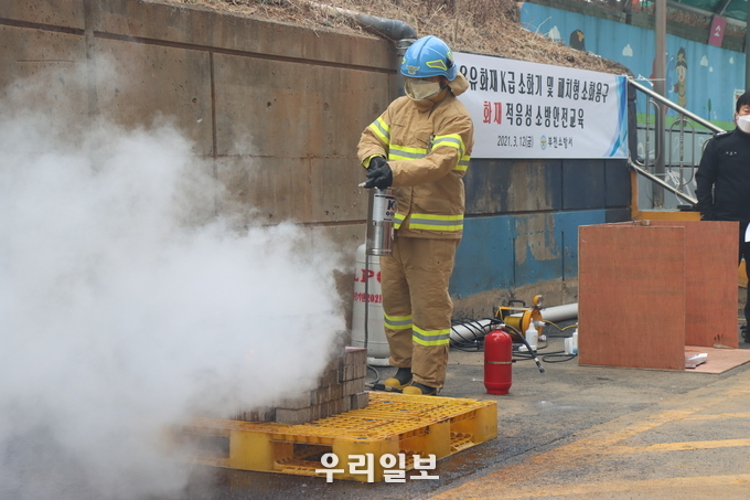 식용유 화재 시 K급소화기 시연 장면 ⓒ부천소방서 