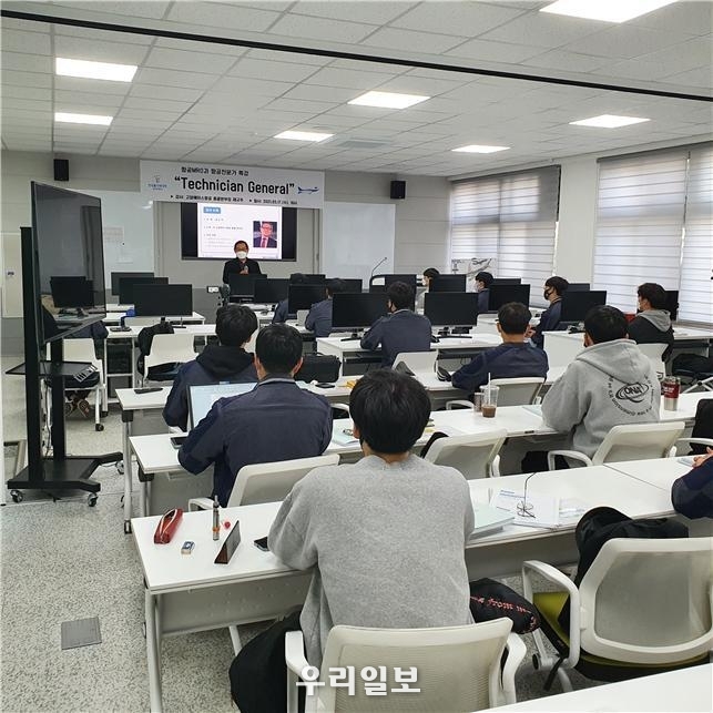 한국폴리텍대학 남인천캠퍼스 항공MRO과가 ㈜고암에이스항공 총괄본부장 채규주 전무를 초청해 특강을 진행하고 있다.(사진=한국폴리텍남인천캠퍼스)
