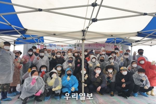지난 20일 사단법인주거복지연대가 텃밭가꾸기 행사를 위해 평택소사벌단지 입주민들이 함께 모여 기념촬영을 하고 있다.