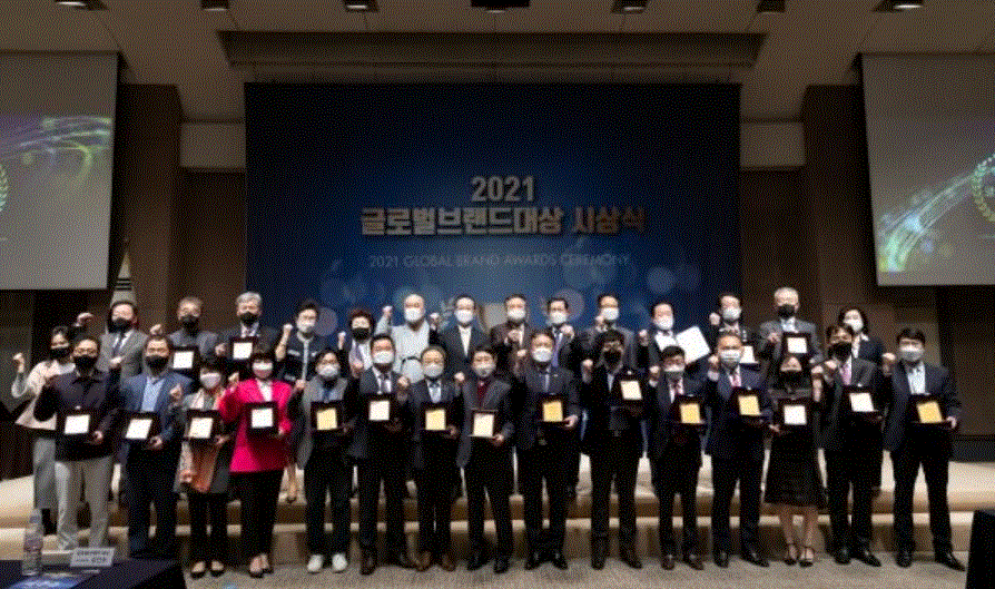 26일 사단법인 대한기자협회가 주체한 2021 글로벌브랜드대상 시상식에서 수상자들과 관계자들이 기념촬영을 하고 있다.