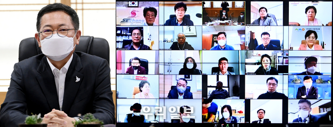 박남춘 인천광역시장이 26일 시청 접견실에서 열린 '제2기 인천광역시 일자리위원회 온라인 통합출범식'에서 참석자들과 의견을 나누고 있다. ⓒ인천시청