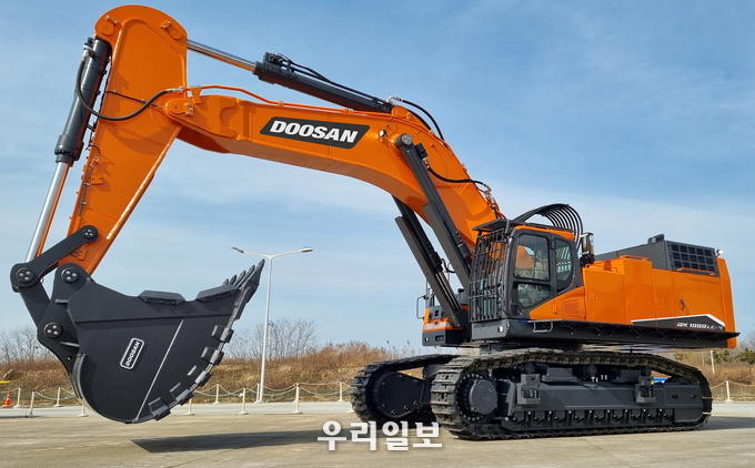 두산인프라코어가 제품 라인업 가장 큰 모델인 100톤급 굴착기(모델명: DX1000LC) 개발을 완료 ⓒ 두산인프라코 제공