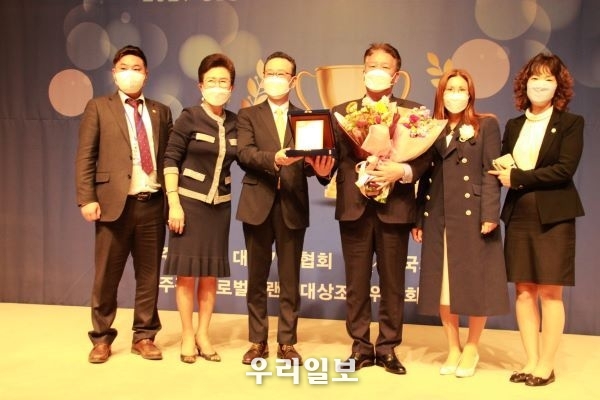 지난 26일 송진호 미라클시티월드그룹총재이 한국프레스센터 국제회의장에서 주최한 "2021 글로벌브랜드대상" 시상식에서 "디지털경제대상" 수상 후 관계자들과 기념촬영을 하고 있다.