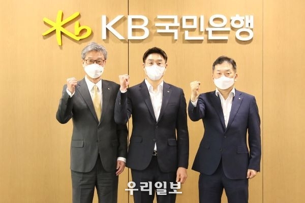 좌로부터 허인 은행장, 김완수 신임감독, 김진영 단장