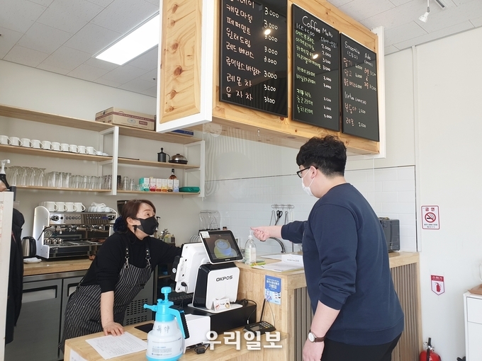 충주시가 찾아가는 코로나 방역 컨설팅을 하고 있다.(사진=충주시)