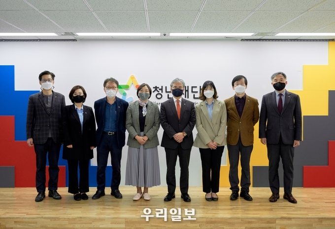 청년재단 신임 이사진 (왼쪽부터) 김사성 감사, 조혜진 이사, 우태현 이사, 김영경 사무총장, 정범구 이사장, 문유진 이사, 황기돈 이사, 정철승 이사 ⓒ 청년재단 제공