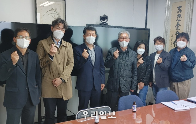 영등포소상공인연합회 장순일 회장 및 서울신용보증재단 영등포지점 이선종 지점장을 포함한 관계자들이 영등포 지역 소상공인 활성화를 위해 만나 관련 전략을 수립하고 기념 촬영을 하고 있다.