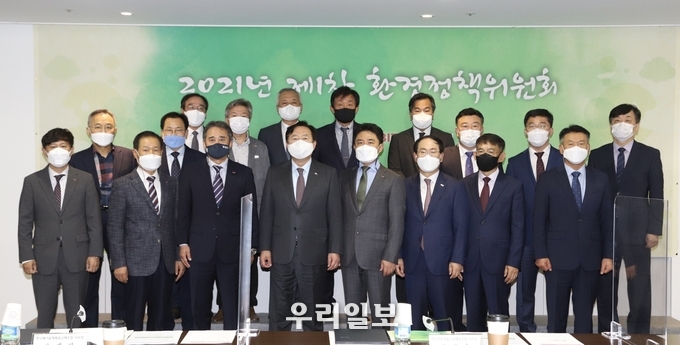 중기중앙회가 올해 제1차 환경정책위원회를 진행하고 기념촬영을 하고 있다.앞줄 왼쪽 3번째부터 김장성 환경정책위원회 위원장(인천서부환경사업협동조합 이사장), 김기문 중기중앙회장, 이양수 환경정책위원회 부위원장(한국염료안료공업협동조합 이사장).(사진=중소기업중앙회인천지역본부)