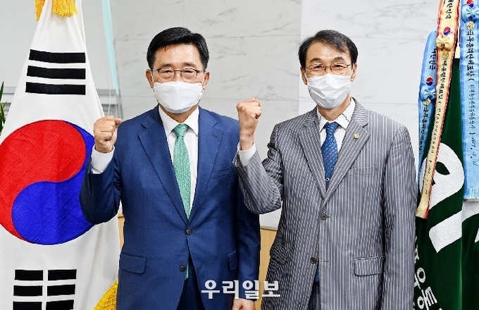 aT 김춘진 사장(좌측), 한국식품안전관리인증원 조기원 원장(우측)이 간담회에서 기념촬영을 하고 있다.