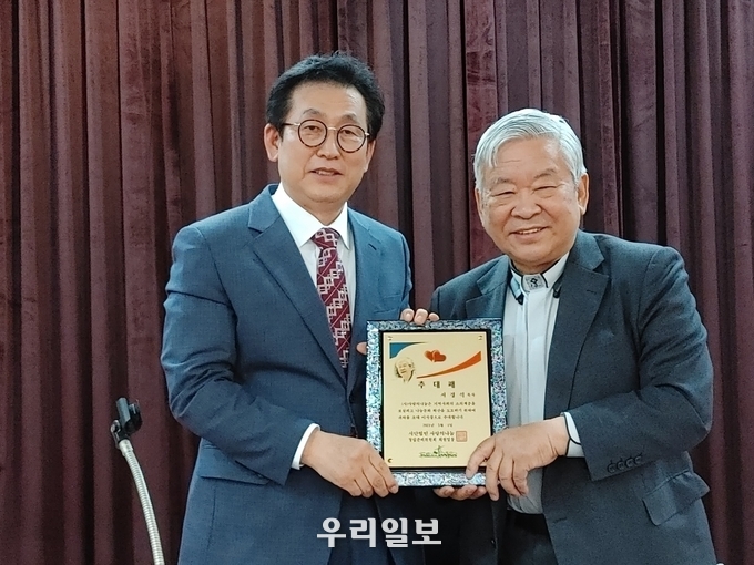 성중경 목사가 추대패를 전달하고 있다. ⓒ 사랑의나눔 제공