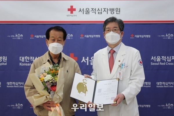 신현봉(사진 왼쪽)씨가 5월 6일(목), 서울 서대문구 소재 서울적십자병원에서 자신을 치료해준 의료진의 헌신에 대한 감사와 병원의 발전을 위해 1억원을 기부하고 문영수 원장(사진 오른쪽)과 기념촬영을 하고 있다. 
