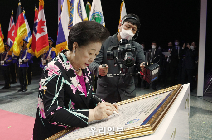 창설자 한학자 총재의 Think Tank 2022 희망전진대회 결의문 사인을 하고 있다. ⓒ 천주평화연합과 세계평화통일가정연합 제공