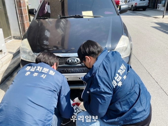 자동차번호판 영치 모습.(사진=충주시)
