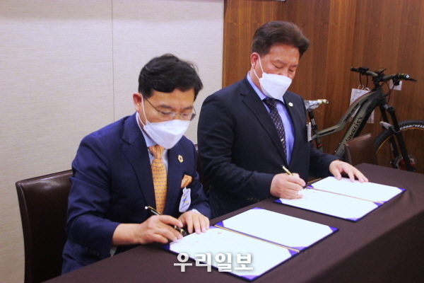 20일 오후 미라클시티월드그룹 겸 데이터자산 공제회 송진호 총재(오른쪽)와 (사)도전한국인 조영관 대표(왼쪽)이 가상화폐 세계화를 위한 기술제휴 목적으로 MOU를 체결하고 있다.