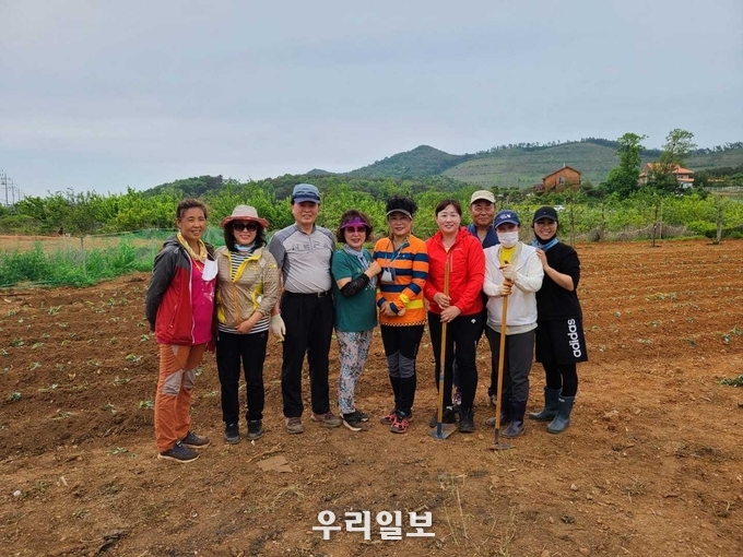 (사)인천시민자원봉사회 민창기 회장, 강경화 지회장등 남동구 지회 회원들이 고구마 심어드리기 봉사활동 후 기념촬영 ⓒ 인천시민자원봉사회 제공
