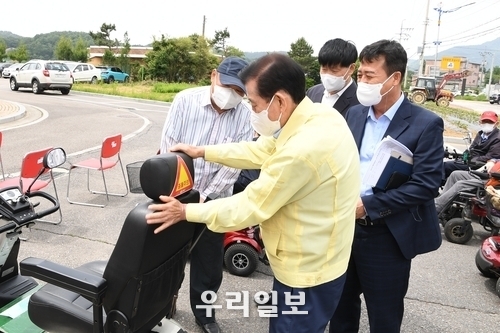  유천호 강화군수가 전동보장구를 점검하고 있다. ⓒ 강화군청 제공