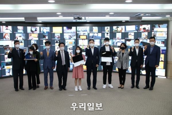 지난 25일 여의도 이룸센터에서 열린 신입 장애대학생 노트북 지원사업 전달식을 마치고 참석자들이 기념 촬영을 하고 있다.