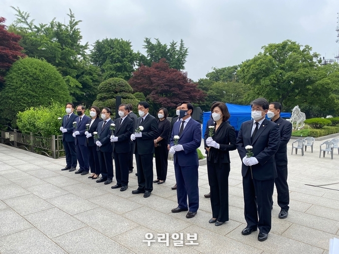  국민의힘 지구당 위원장, 배준영국회의원 ,강창규,안상수,유정복,윤형모,전희경,정유섭,정승연, 이 헌화를 하고 있다. ⓒ 국민의힘 인천시당 제공