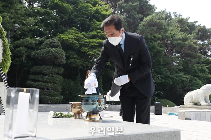 정장선 평택시장이 현충탑에 분향하고 있다. ⓒ 평택시청 제;공