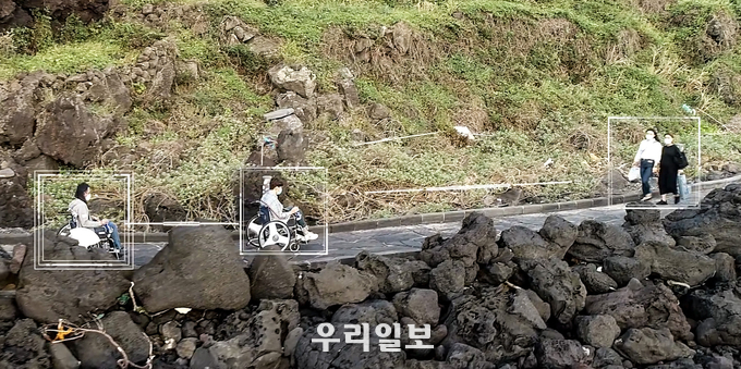 길안내 서비스 알고리즘이 적용된 전동휠체어 자율주행 예시.(사진=성남시)