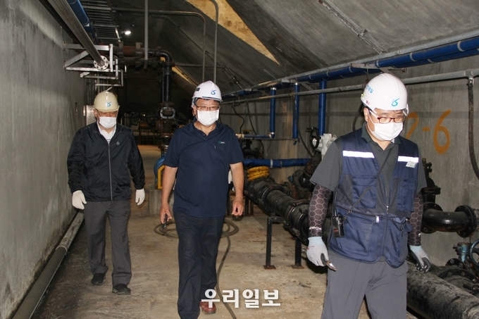 김상길 이사장과 직원들이 승기하수처리장을 점검하고 있다. ⓒ 인천환경공단 제공