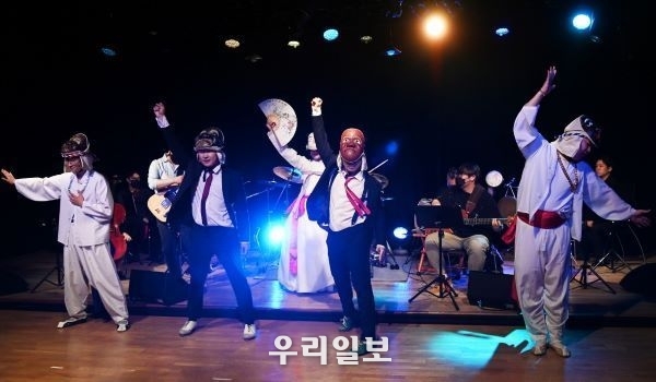 탈을 쓴 래퍼, 탭댄서, 소리꾼이 벌이는 현대판 가면극