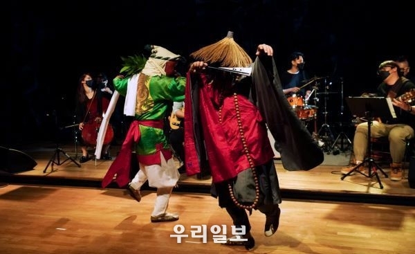 꼬레아 리듬터치2 <로큰롤 애오개 본산대놀이> 탈을 쓴 래퍼, 탭댄서, 소리꾼이 벌이는 현대판 가면극