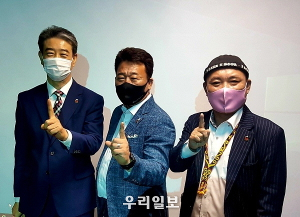 지난18일 세계e-SPORTS서포터즈 박용수 의장(왼쪽)과 김재덕 총괄 단장(오른쪽) 대한민국을 빛낸 크라우드1 프레지던트 채광석 대표(가운데)에게 WESS 뺏지 전달식을 갖고 화이팅을 외치고 있다. 