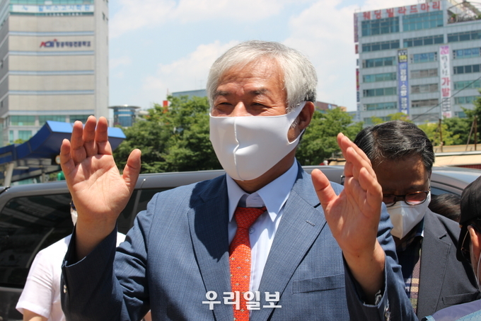  전광훈 국민혁명당 대표가 환호를 받으며 입장하고 있다. ⓒ 우리일보 db