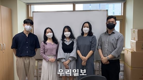 (왼쪽부터 최재민 복지사, 이현주 지휘자, 김명규 복지관장, 나연재 엔젤악기 본부장, 김은지 리코더 인플루언서, 남형주 리코더 연주자, 이석원 피아니스트, 김민우 복지사)