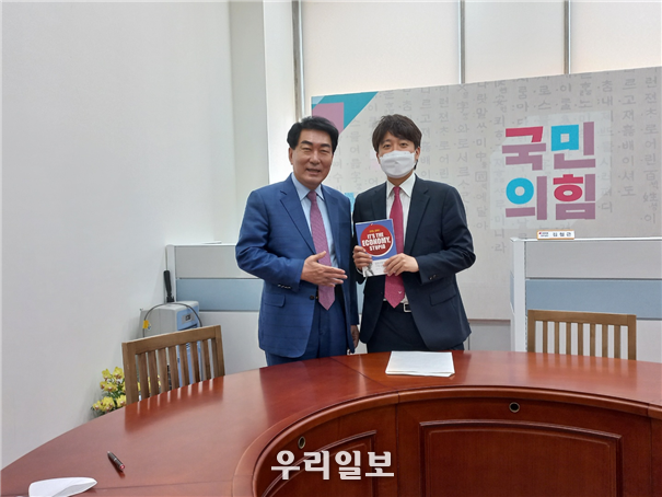 안상수 전 인천시장이 이준석 국민의힘 당 대표를 방문해 기념사진촬영을 하고 있다. 