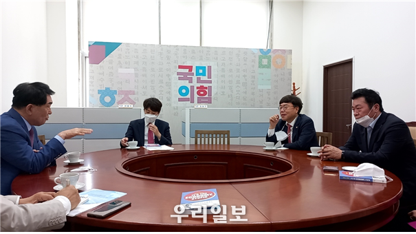 안상수 전 인천시장이 이준헉 국민의힘 당 대표와 환담을 나누고 있다. 