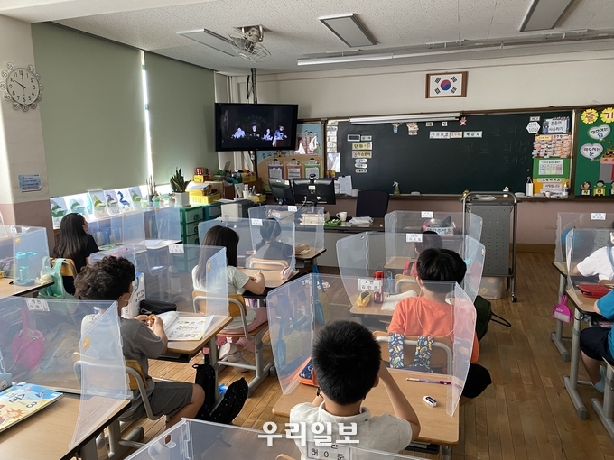 인천담방초등학교 학생들이 성우가 들려주는 동화낭독회를 시청하고 잇다.(사진=인천담방초등학교)