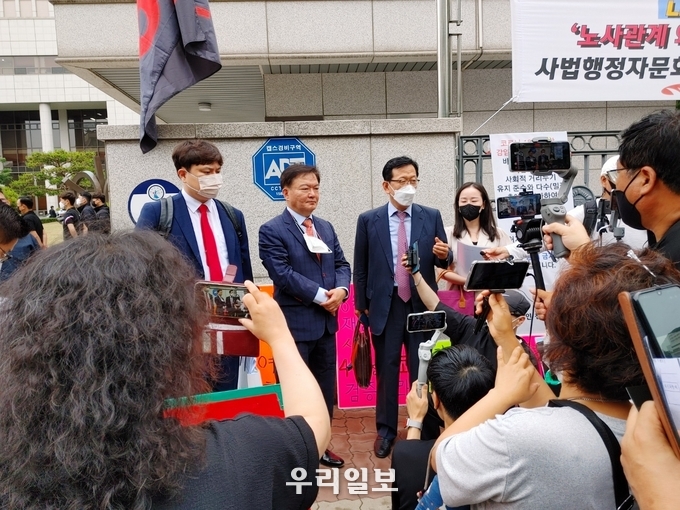 민경욱 전 의원이 인천지법에 들어가기전에 기자회견을 하고 있다. ⓒ 우리일보 DB